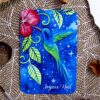 aquarelle délicate, un colibri aux plumes scintillantes de bleu et de vert s'approche gracieusement d'une fleur éclatante, ses ailes battant avec légèreté.