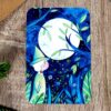 illustration douce et magique à l’aquarelle, avec une petite sorcière vêtue d’une robe verte aux manches amples.