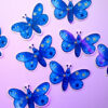 Un sticker holographique d'un papillon bleu, avec des étoiles qui scintillent , créant un effet magique et mystérieux.