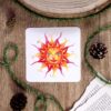 Les rayons du soleil, aux teintes de jaune, orange et violet, se déploient harmonieusement autour de lui.