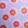 sticker holographique d'un soleil rond avec un visage serein, ses yeux mi-clos et doux. Les rayons du soleil, aux teintes de jaune, orange et violet.